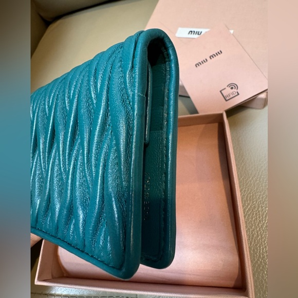 Miu Miu Small matelassé nappa leather wallet teal - Picture 4 of 9